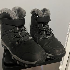 Mens snow boot size 6; great condition; 2 small scuffs on top of shoe!